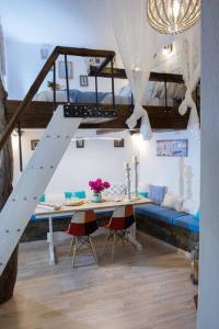 - un salon avec une table et des lits superposés dans l'établissement Menemar Suite & Apt, By IdealStay Experience, à Agios Nikolaos