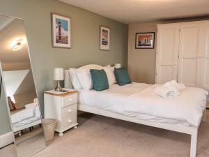 a bedroom with a white bed and a mirror at Mountain View in Lancaster