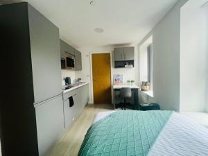 una piccola camera con letto e cucina di Modern Minimalist Studio in Stretford a Manchester