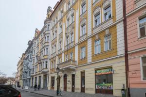 uma linha de edifícios numa rua da cidade em Downtown Apartments em Praga