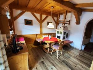 cocina y comedor con mesa y sillas en Hotel Gut Kramerhof en Kirchdorf in Tirol