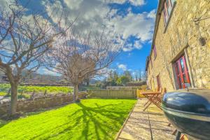 a view of the yard of a house with a grass yard at Seaside-Dog Friendly-Country Cottage-w log burner in Worle