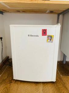 un frigorifero bianco in una stanza con adesivi di Apartamento Rua Direita a Salvador
