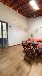 una stanza con tavolo e sedie in una stanza di Apartamento Rua Direita a Salvador