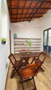 un tavolo con due sedie e un vaso sopra di Apartamento Rua Direita a Salvador