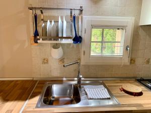 um balcão de cozinha com um lavatório e uma janela em VILLA CAMPESTRE em Colombaro