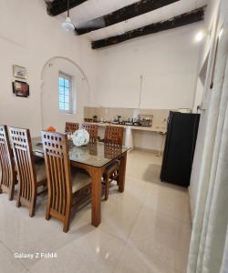 una cucina e una sala da pranzo con tavolo e sedie di NICTBS a Prayagraj