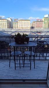 un tavolo con una pianta in cima a un balcone di H22 Hotel a Napoli