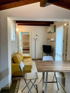 VILLA CAMPESTRE في Colombaro: غرفة معيشة مع طاولة وأريكة