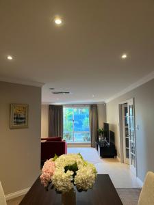Applecross 2 Bedrooms by Swan River的电视和/或娱乐中心