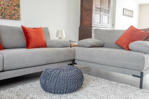 a living room with two couches and a table at Bungalow 68 op Recreatiepark De Wielen in Sint Maarten