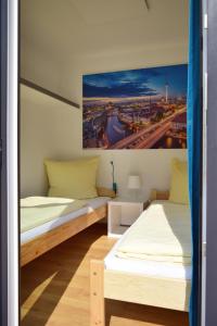 Un pat sau paturi într-o cameră la CLUB Lodges Berlin Mitte