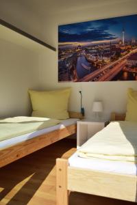 Postel nebo postele na pokoji v ubytování CLUB Lodges Berlin Mitte
