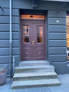 un ingresso a un edificio con porta marrone di Lovely apartment in Bergen a Bergen