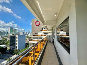 A balcony or terrace at Spacious 1-Bedroom AppleOne Equicom Ayala