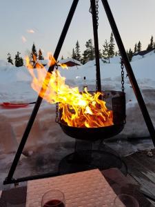 ein Feuer im Grill mit Flammen darin in der Unterkunft Hytta for 8 personer skiut/inn in Trysil