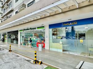 una mujer caminando delante de una tienda en Studio Casa Mira Tower 2, en Cebú