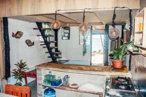 - une cuisine dans une petite maison avec cuisinière dans l'établissement Apol's Home, à Burgos