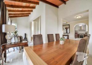 comedor con mesa de madera y sillas en CostaBlancaDreams Casa Altea in Altea, en Alicante