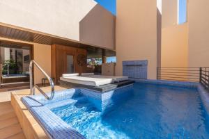 una piscina en una casa con piscina en Bahía Boutique Apartments, en Estepona