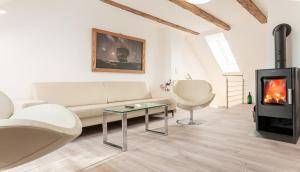 a living room with a couch and a fireplace at Haus Himmelglück - Fewo Himmel mit Terrasse & 2 Schlafzimmer in Zinnowitz