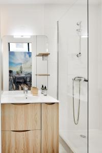 a bathroom with a sink and a shower at Le somptueux saint-clair in Caluire-et-Cuire