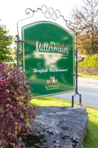 un panneau vert sur le côté d'une route dans l'établissement DEVA Villa Mittermaier, à Reit im Winkl