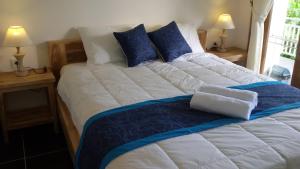 Кровать или кровати в номере Blu Mango