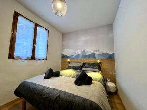 a bedroom with a bed and a window at Leva des neiges in Lanslevillard