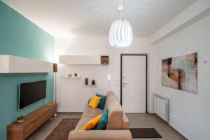 uma sala de estar com um sofá e uma televisão em KELIFOS Comfort Apartment em SantʼAgata di Militello