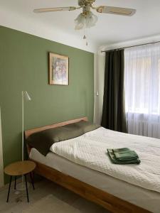 Tempat tidur dalam kamar di Green apartments