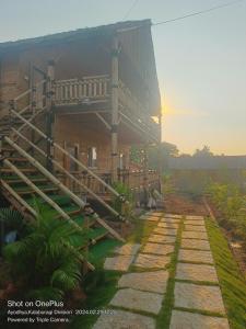 un edificio con un passaggio pedonale di fronte di Goutham Guest House And Restaurant Hampi a Hampi