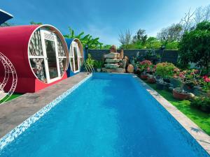 una piscina en un patio trasero con un tobogán de agua en Khoảnh Khăc Homestay, en Vung Tau