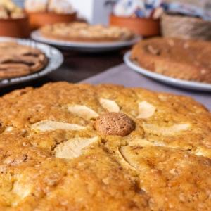 una mesa cubierta con placas de piezos en Al Piccolo Borgo Locanda Con Alloggio, en Castelnuovo Parano