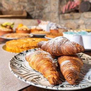 um prato de croissants e pastelaria numa mesa em Al Piccolo Borgo Locanda Con Alloggio em Castelnuovo Parano