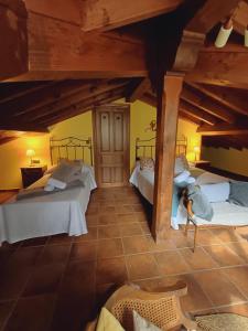 een slaapkamer met 3 bedden in een kamer bij El Portal del Abuelo in Arenas de Cabrales