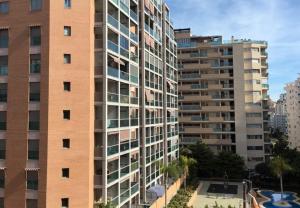 un grand immeuble dans une ville dans l'établissement Mirador de la Isla, à La Cala de Finestra