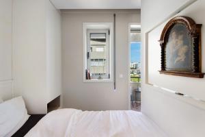 ポルトにあるThe Plaza Boavistaのベッドと窓のある寝室