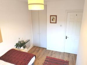 Postel nebo postele na pokoji v ubytování Single room in charming apartment with the terrace and the cat in Sandymount
