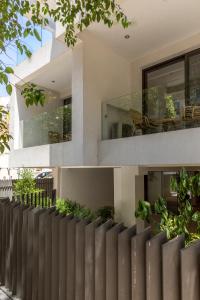 En balkon eller terrasse på Cubes Living Athens Goudi