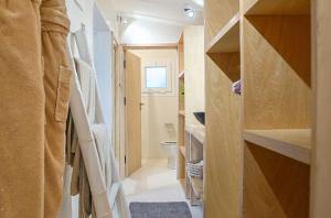 达赫拉Dakhla Attitude的一间带木制橱柜和卫生间的小浴室 更多140张照片