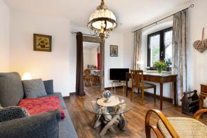 a living room with a couch and a table at Buchhaus Vier - Mittelgeschoss in Kirchenlamitz