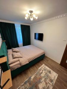 um quarto com uma cama e uma televisão em LNB ApartHotel Traian em Constança