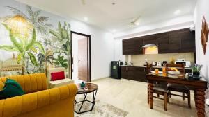 Kuchyň nebo kuchyňský kout v ubytování ZEN Suites - Golf Course Road Gurgaon