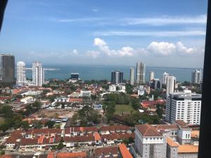 uma vista aérea de uma cidade com edifícios e o oceano em Tropicana 218 Macalister Netflix Unit by Blue Sky Holidays em George Town