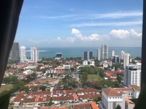 una vista aérea de una ciudad con edificios y el océano en Tropicana 218 Macalister Netflix Unit by Blue Sky Holidays, en George Town