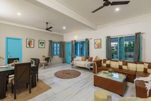 ein Wohnzimmer mit einem Sofa und einem Tisch in der Unterkunft Thaharo 2 BHK Luxurious Villa in Udaipur in Thūr