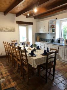 une salle à manger avec une table et des chaises dans une cuisine dans l'établissement Gite Bacchus, à Baleyssagues