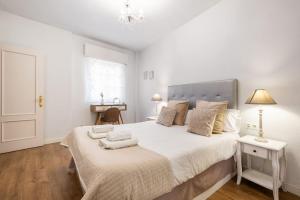 Posteľ alebo postele v izbe v ubytovaní Historical Center Apartment Malaga parking and smart tv