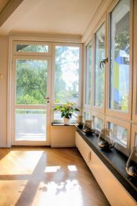 una habitación con ventanas y un mostrador con flores. en Cosy Apartment in Frogner en Oslo